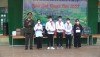 Đoàn cơ sở Công an huyện Tuần Giáo trao quà cho các em học sinh