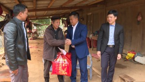 Đồng chí Trần Khắc Tuấn thăm tặng quà các Đảng viên