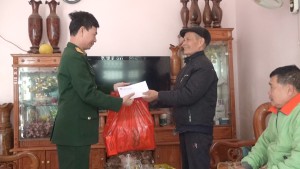 Đồng chí Nguyễn Văn Sơn thăm tặng quà các đối tượng chính sách