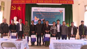 BIDV Chi nhánh Điện Biên tặng 100 suất quà Tết cho hộ nghèo, gia đình chính sách tại xã Pú Xi