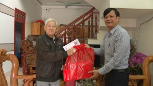 Đồng chí Lò Văn Cương thăm, chúc Tết các đồng chí nguyên lãnh đạo huyện qua các thời kỳ