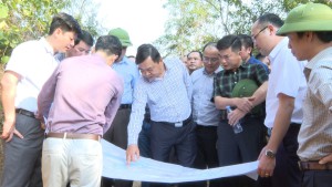 Thứ trưởng Bộ NN&PTNT Nguyễn Hoàng Hiệp kiểm tra thực địa công trình Hồ Bản Phủ