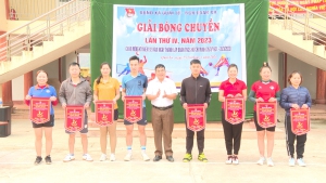 Quài Tở tổ chức giải bóng chuyền và ngày chạy Olympic.