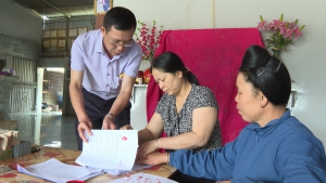 Giải ngân vốn hỗ trợ mô hình chăn nuôi bò sinh sản cho nông dân