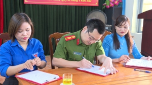 Lễ ký kết thực hiện kế hoạch phối hợp tuyên truyền, hướng dẫn, thu nhận, cài đặt, kích hoạt tài khoản định danh điện tử, dịch vụ công giữa lực lượng Công an – Đoàn thanh niên – Hội Phụ nữ