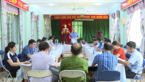 Đồng chí Phó Bí thư Huyện ủy - Chủ tịch UBND huyện Lê Xuân Cảnh kiểm tra, làm vệc với xã Phình Sáng