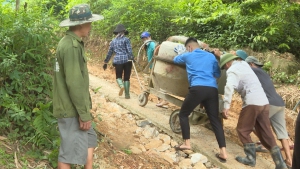Bản Chiềng chung huy động sức dân xây dựng đường bản, ngõ xóm