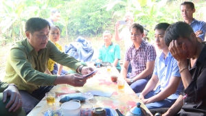Lãnh đạo huyện thăm và hỗ trợ gia đình có người bị lũ cuốn trôi trên địa bàn xã Phình Sáng