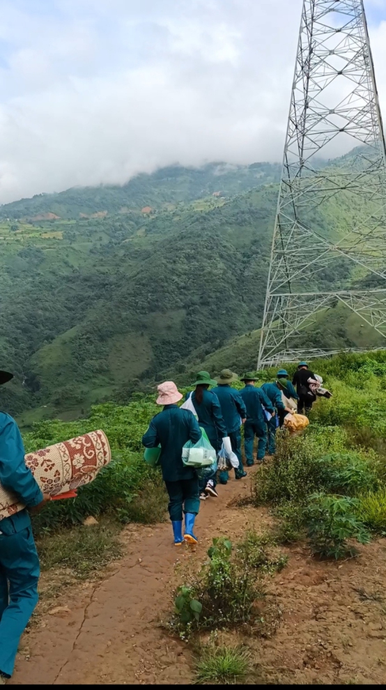 Trung tâm VH,TT-TH Tuần Giáo ra quân trồng 310 cây mắc ca tại bản Hát Khoang, xã Pú Xi