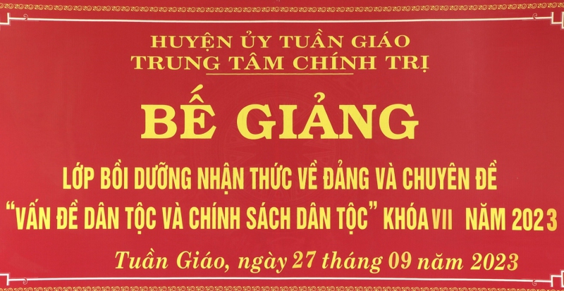 Bế giảng lớp bồi dưỡng nhận thức về Đảng và chuyên đề  “Vấn đề dân tộc và chính sách dân tộc” khóa VII năm 2023