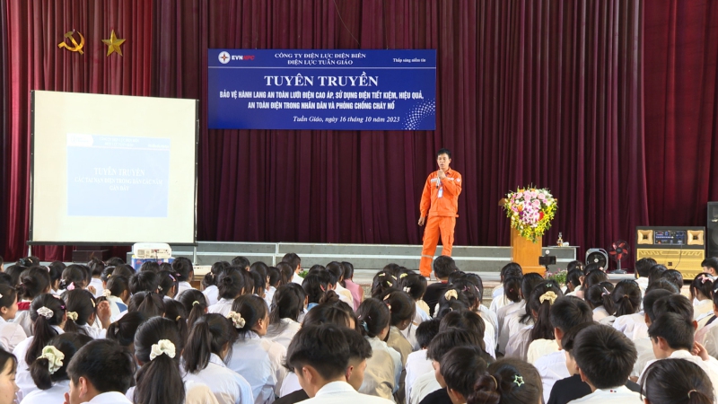 Ngoại khóa tuyên truyền về “Bảo vệ hành lang an toàn lưới điện cao áp, sử dụng điện tiết kiệm, hiệu quả, an toàn điện trong nhân dân và phòng chống cháy nổ” cho cán bộ giáo viên và học sinh Trường PTDTNT THPT huyện Tuần Giáo