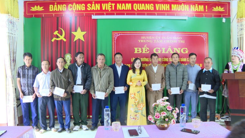 Bế giảng lớp Bồi dưỡng Chuyên đề lịch sử Đảng “Đảng ta vĩ đại” khóa III năm 2023