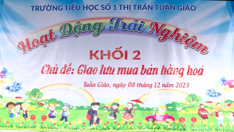 Trải nghiệm mua bán hàng hóa tại hoạt động NGLL của học sinh khối 2