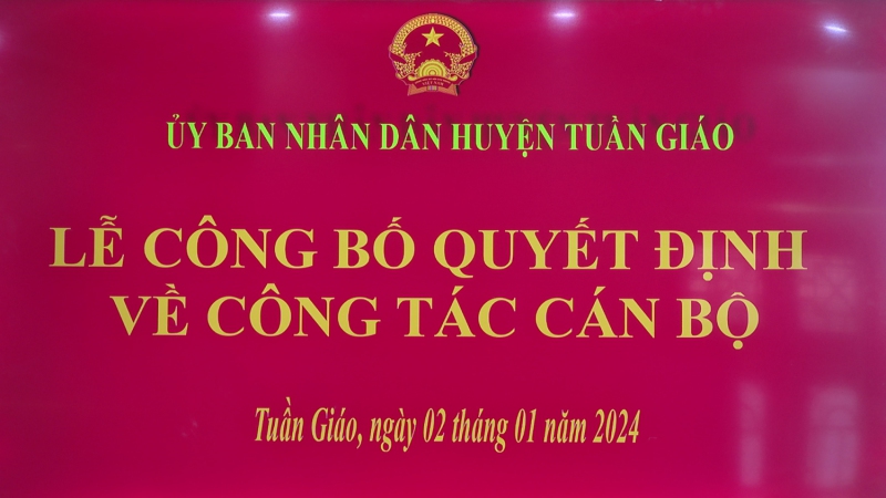 Công bố Quyết định của UBND huyện về công tác cán bộ