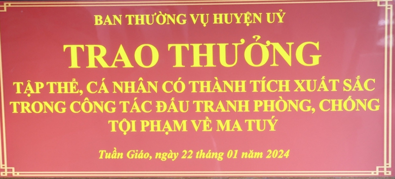 Trao thưởng tập thể, cá nhân có thành tích xuất sắc trong công tác đấu tranh phòng, chống tội phạm về ma túy