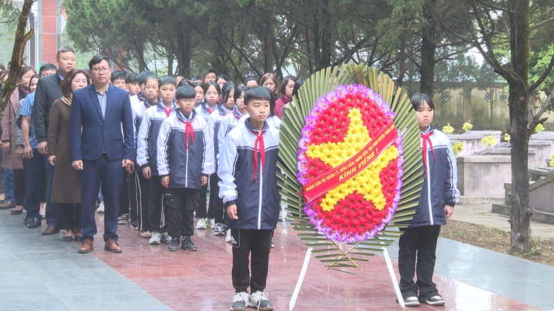 Phòng Giáo dục & đào tạo huyện tổ chức hoạt động đền ơn đáp nghĩa, viếng nghĩa trang liệt sỹ nhân dịp Tết Nguyên đán Giáp Thìn 2024