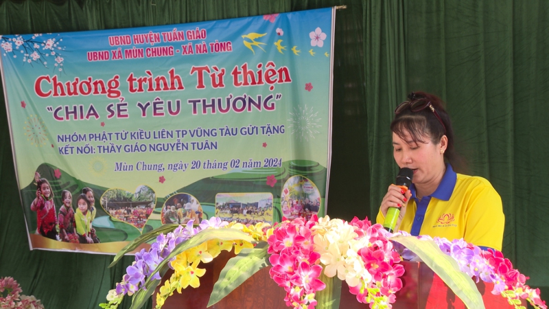 Nhóm phật tử Kiều Liên - Thành phố Vũng Tàu trao quà cho học sinh và hộ nghèo xã Mùn Chung và Nà Tòng