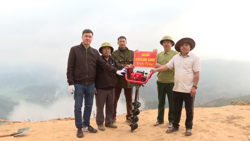 CĐCS Văn Phòng HĐND – UBND & CĐCS Phòng Tài chính – Kế hoạch hưởng ứng “Tết trồng cây đời đời nhớ ơn Bác Hồ” và ra quân chăm sóc, đào hố trồng cây Mắc ca năm 2024