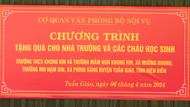 Cơ quan Văn phòng Bộ Nội vụ  tổ chức Chương trình tặng quà cho nhà trường và học sinh huyện Tuần Giáo