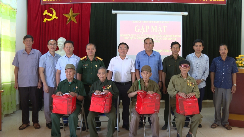 Lãnh đạo huyện Thăm hỏi, tặng quà Cựu chiến binh tham gia kháng chiến chống pháp.