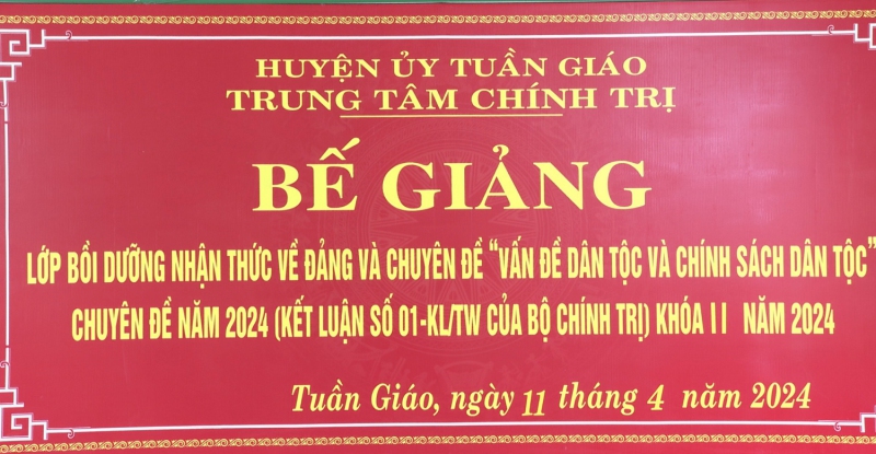 Bế giảng lớp Bồi dưỡng nhận thức về Đảng và chuyên đề “Vấn đề dân tộc và chính sách dân tộc” khóa II năm 2024