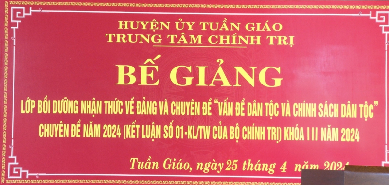 Bế giảng lớp Bồi dưỡng nhận thức về Đảng và chuyên đề “Vấn đề dân tộc và chính sách dân tộc” khóa III năm 2024