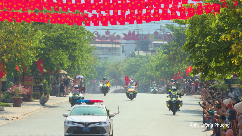 Nhân dân Tuần Giáo chào đón Đoàn vận động viên đua xe đạp “Về Điện Biên Phủ - 2024”