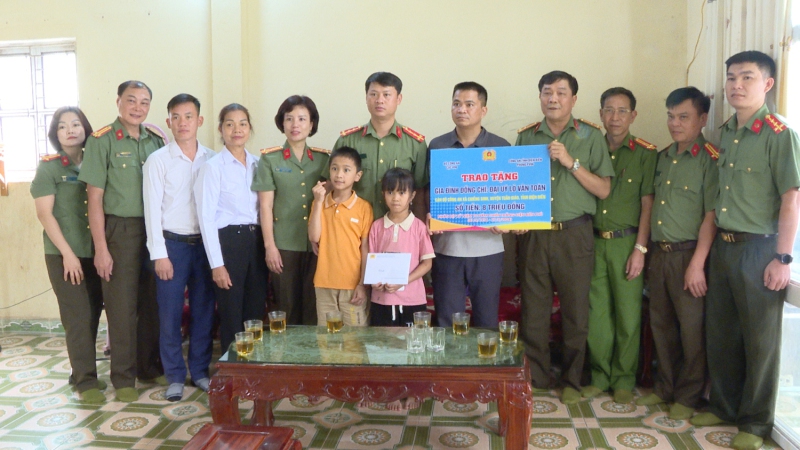 Thăm, tặng quà gia đình chiến sỹ Công an mắc bệnh hiểm nghèo, có hoàn cảnh khó khăn huyện Tuần Giáo