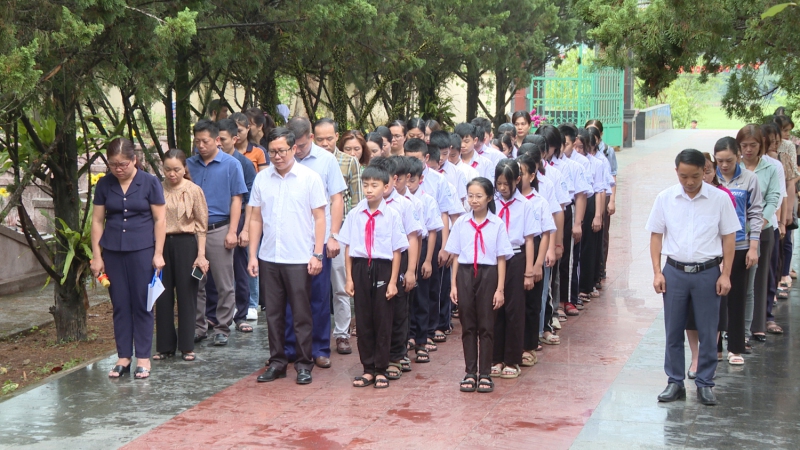 Cán bộ, giáo viên, học sinh Ngành Giáo dục và Đào tạo huyện Tuần Giáo viếng nghĩa trang liệt sĩ