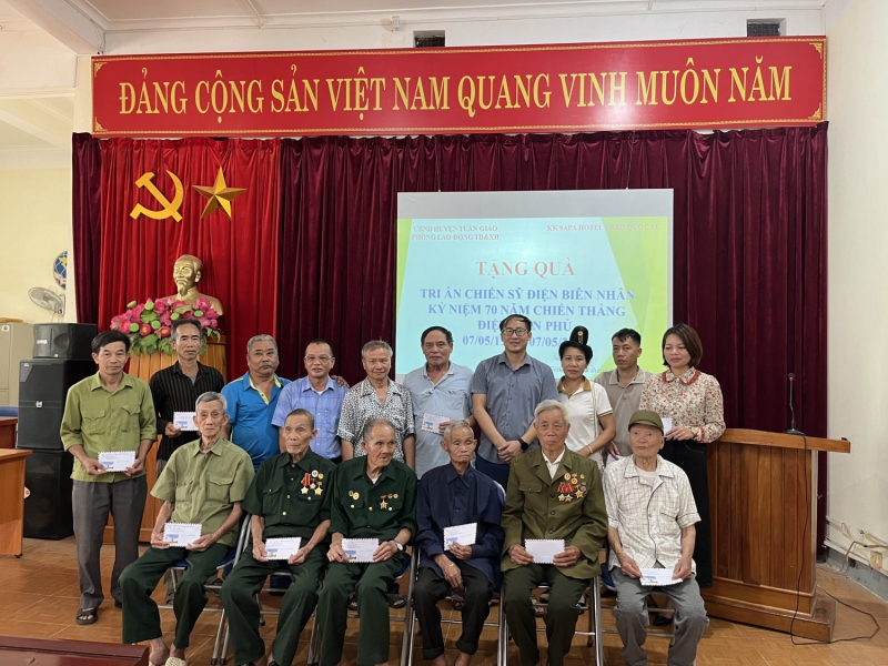 Phòng LĐTB&XH huyện Tuần Giáo tặng quà tri ân chiến sĩ Điện Biên