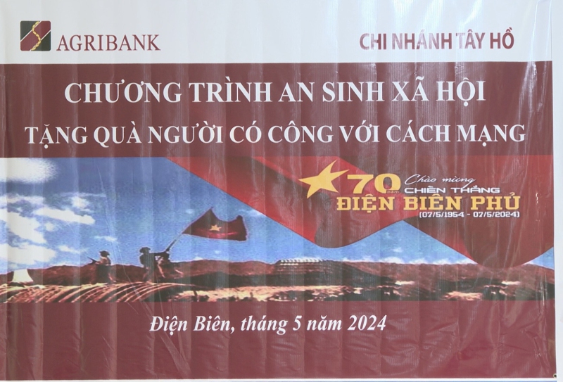 Ngân hàng Agribank chi nhánh Tây Hồ tặng 50 suất quà cho huyện Tuần Giáo