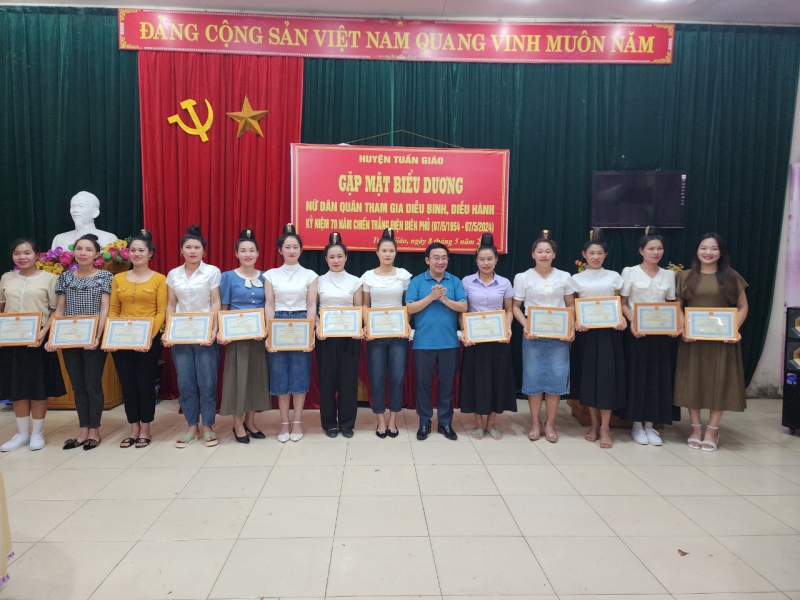 Tuần Giáo gặp mặt biểu dương nữ dân quân tham gia diễu binh, diễu hành kỷ niệm 70 năm Chiến thắng Điện Biên Phủ