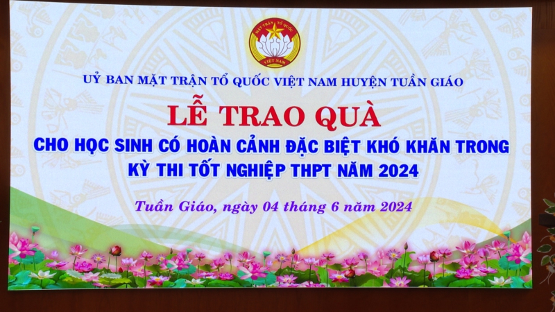 MTTQ Việt Nam huyện Tuần Giáo trao 52 xuất quà động viên các học sinh có hoàn cảnh khó khăn trước ngày thi tốt nghiệp THPT