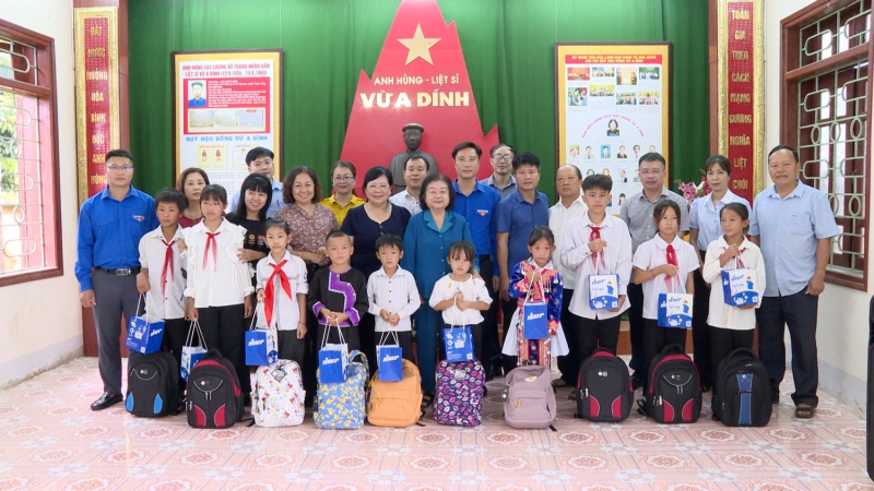 Nguyên Bí thư Trung ương Đảng, Nguyên Phó chủ tịch nước Trương Mỹ Hoa thăm và tặng quà thân nhân gia đình anh hùng liệt sỹ Vừ A Dính