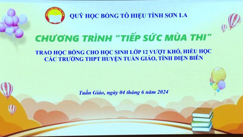 Tặng quà cho học sinh có hoàn cảnh khó khăn trước Kỳ thi tốt nghiệp THPT năm 2024