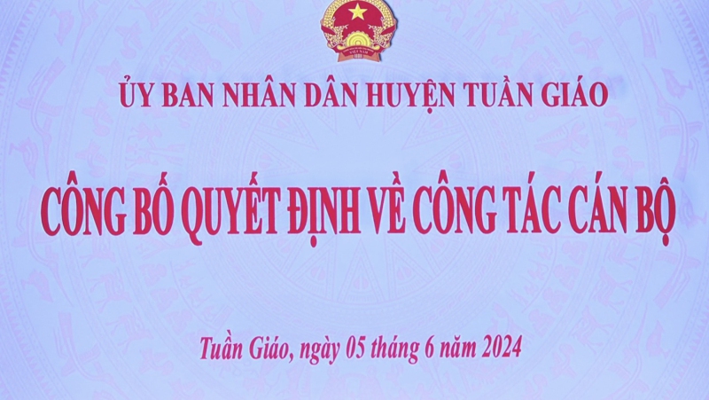 UBND huyện trao quyết định bổ nhiệm Trưởng phòng Nông nghiệp và Phát triển nông thôn