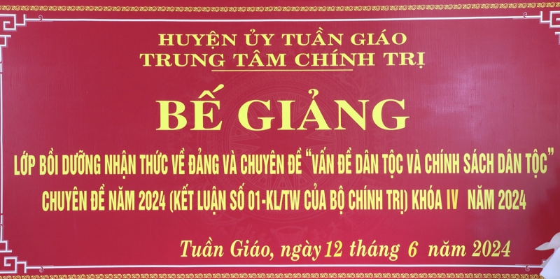 Bế giảng lớp Bồi dưỡng nhận thức về Đảng và chuyên đề “Vấn đề dân tộc và chính sách dân tộc” khóa IV năm 2024