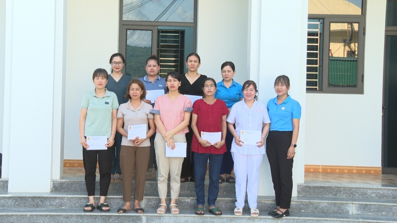 LĐLĐ huyện tặng quà đoàn viên, công nhân lao động có hoàn cảnh khó khăn nhân Kỷ niệm 95 năm Ngày thành lập Công đoàn Việt Nam