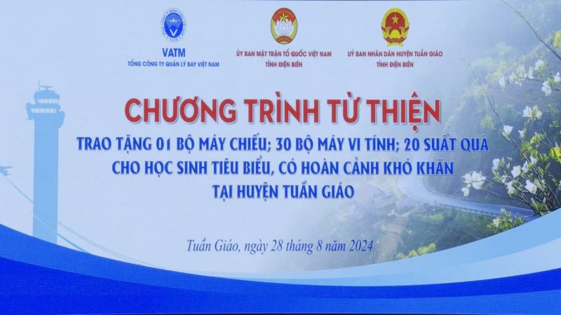 Đoàn công tác Tổng Công ty Quản lý bay Việt Nam tặng tại  huyện Tuần Giáo