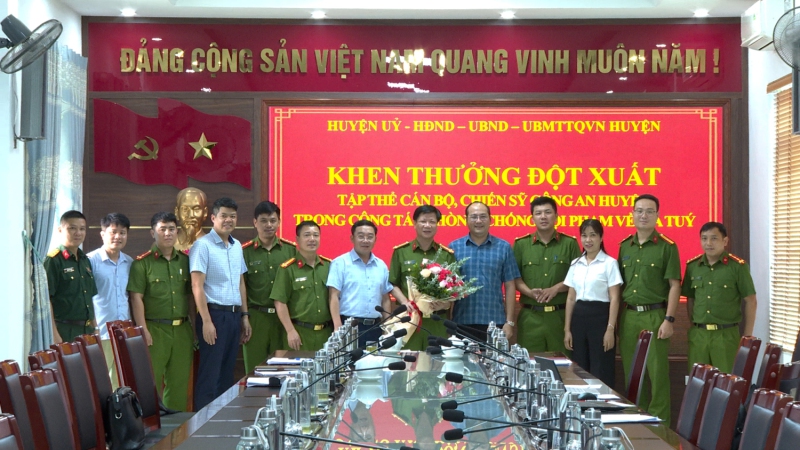 Khen thưởng đột xuất tập thể cán bộ, chiến sỹ Công an huyện trong công tác  phòng chống tội phạm về ma túy