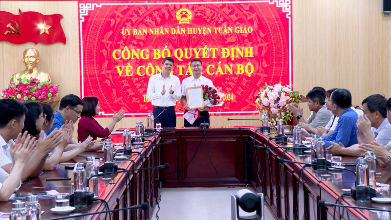 Hội nghị Công bố Quyết định bổ nhiệm công chức giữ chức vụ Phó Trưởng phòng Nội vụ huyện Tuần Giáo