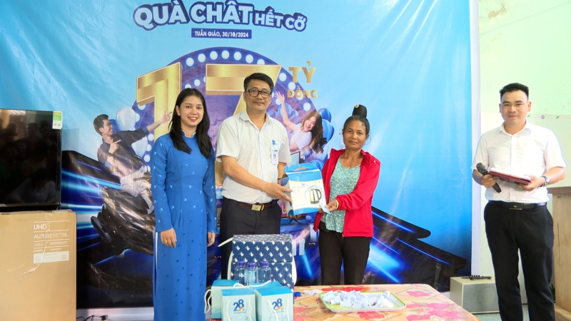 VNPT Vinaphone Điện Biên tổ chức chương trình “Tuổi mới rực rỡ - quà chất hết cỡ” năm 2024.