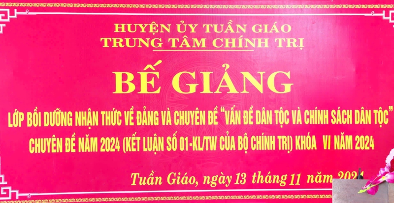 Bế giảng lớp bồi dưỡng nhận thức về Đảng