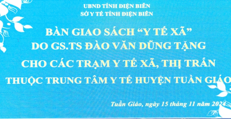 Bàn giao sách “Y tế xã” do GS.TS Đào Văn Dũng tặng cho các trạm y tế xã, thị trấn thuộc Trung tâm y tế huyện Tuần Giáo