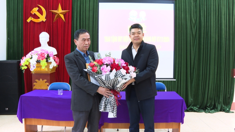 Quài Cang: Trao tặng huy hiệu 40 năm tuổi Đảng
