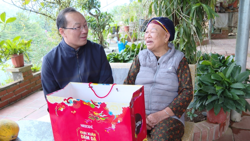 Phó chủ tịch UBND huyện, Mùa Va Hồ thăm, chúc Tết các đơn vị, doanh nghiệp, nguyên lãnh đạo huyện