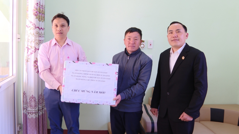Đồng chí Giàng A Tằng  Phó Chánh Toà án nhân dân huyện  Đồng chí Vũ Mai Tuấn  Phó Giám đốc Phòng Giao dịch Ngân hàng Chính sách Xã hội huyện tặng quà tết cho Đảng uỷ  HĐND UBND  Uỷ ban MTTQ xã