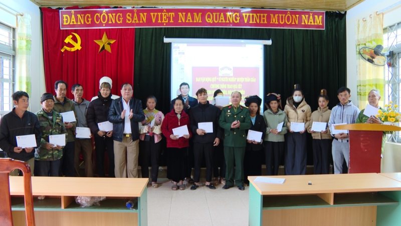 Đồng chí Vũ Nguyên Trãi  Chủ tịch Hội CCB huyện Tuần Giáo tặng quà tết cho hộ nghèo xã Chiềng Đông