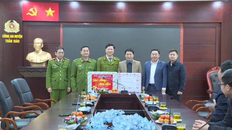 Trưởng Ban Tổ chức Tỉnh ủy thăm, chúc Tết các cơ quan, đơn vị và tặng quà Tết cho gia đình chính sách, hộ nghèo