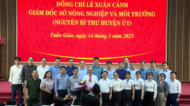 CÁC ĐỒNG CHÍ LÃNH HUYỆN TẶNG HOA CHÚC MỪNG ĐỒNG CHÍ LÊ XUÂN CẢNH